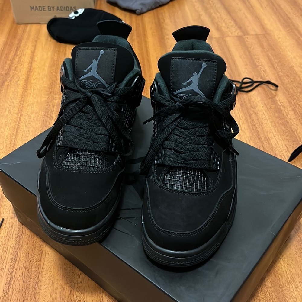 Black cat Jordan 4